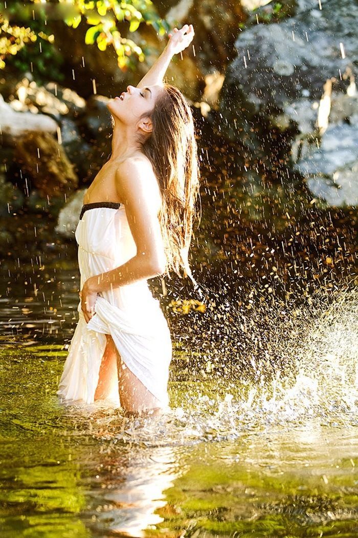 Marie Avgeropoulos in Lanus