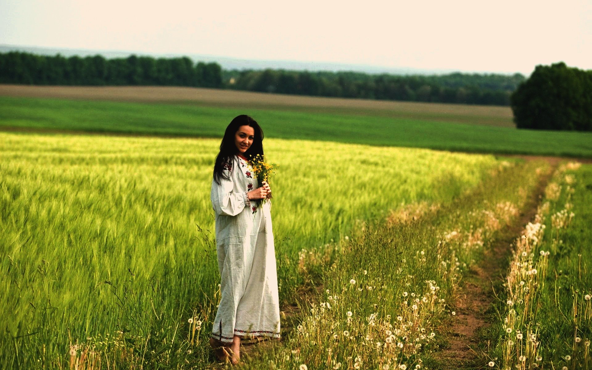 Women in Slavic costumes in Lanus