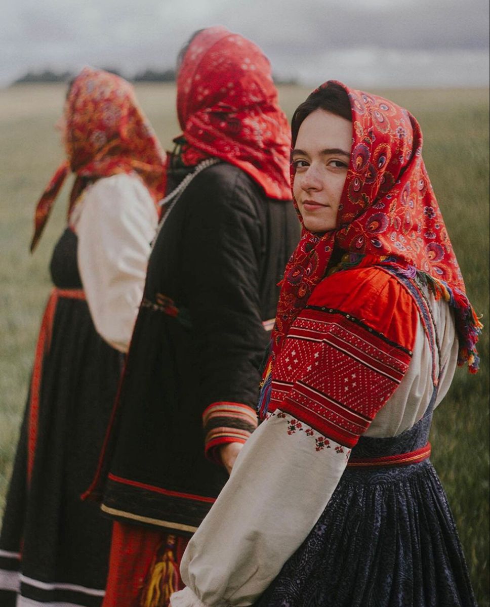 Women in Slavic costumes in Lanus