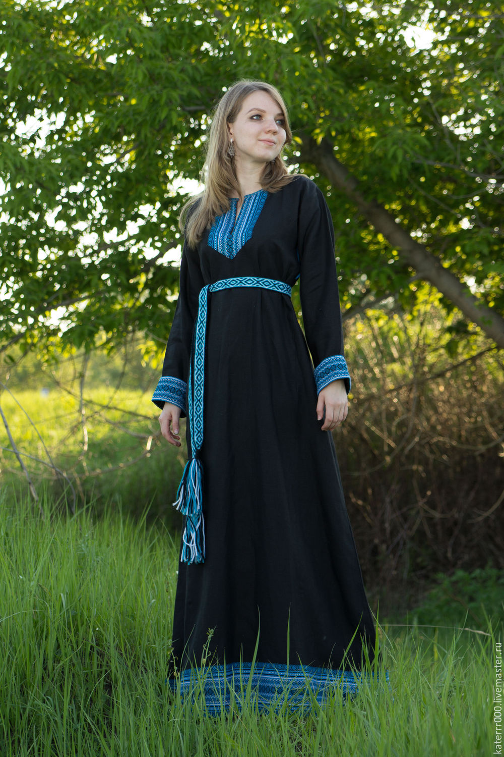 Women in Slavic costumes in Lanus