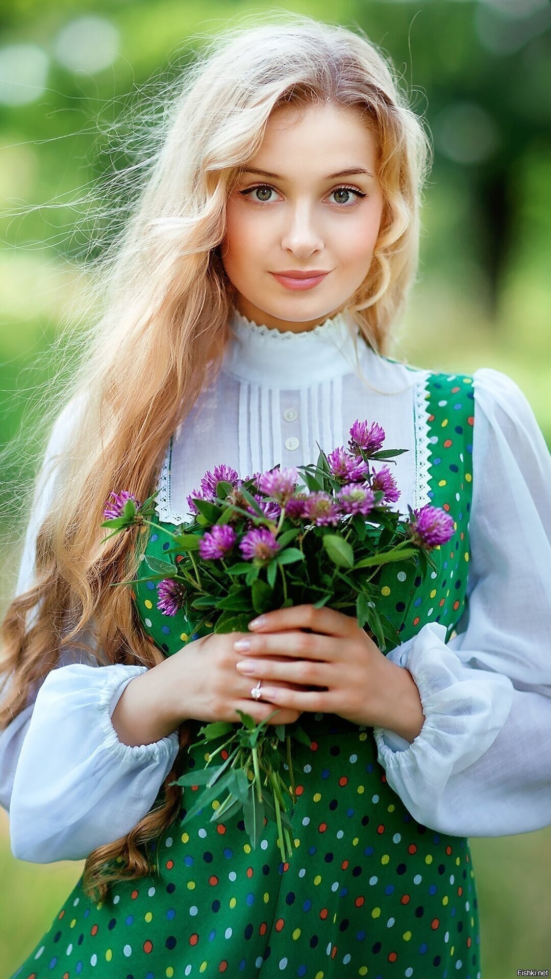 Girls in Slavic costumes in Lanus