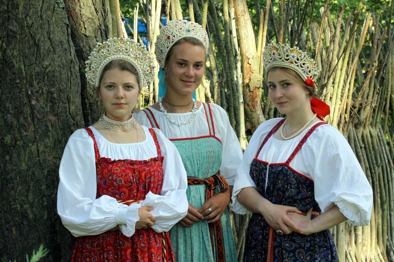 Sexy model Girls in Slavic costumes in Lanus